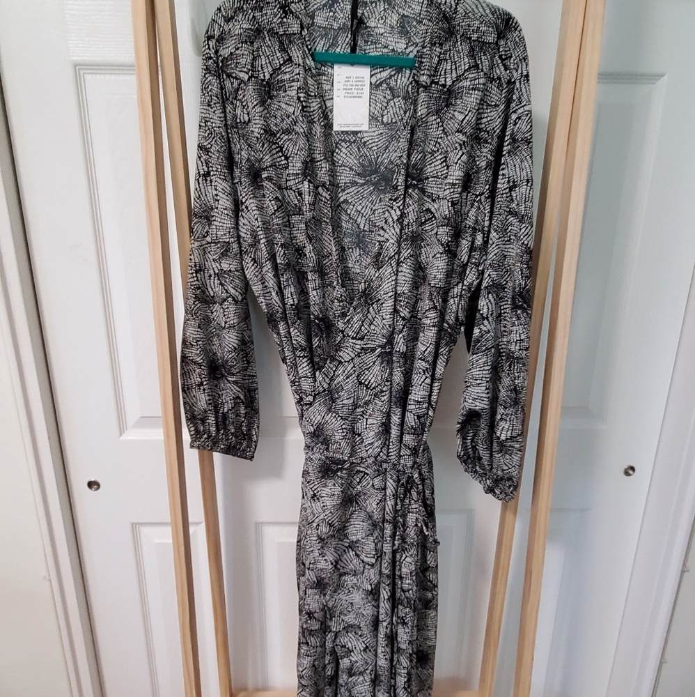 Paige Plus Wrap Dress /w Pockets